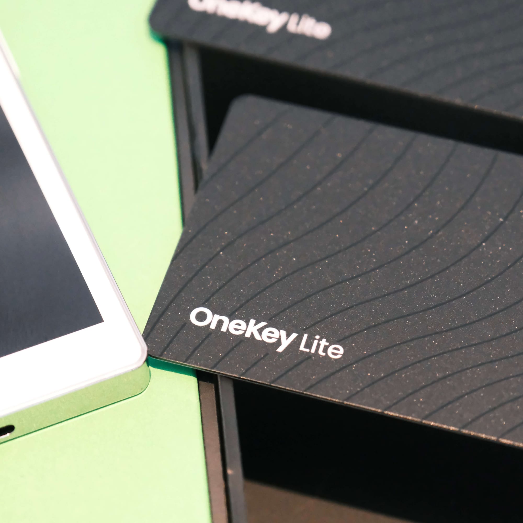OneKey Pro 硬件钱包 & OneKey Lite 备份卡