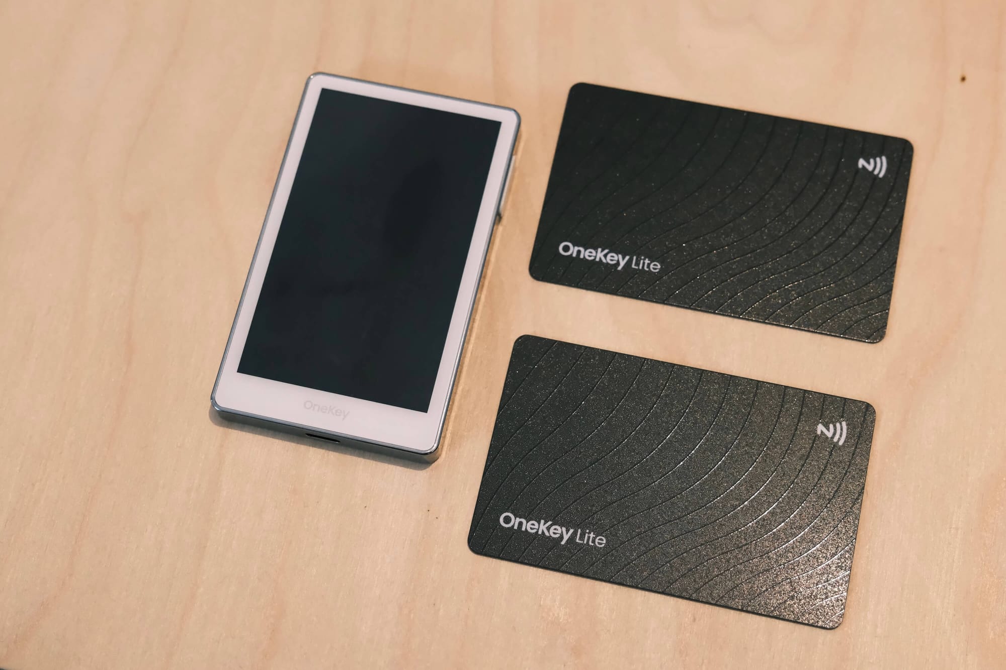 OneKey Pro 硬件钱包 & OneKey Lite 备份卡